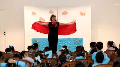 Merkezefendi Kent Tiyatrosu’nun “Roni’nin Zamanı” adlı kukla gösterisi, Yüzüncü Yıl