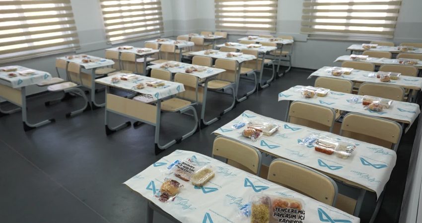 Mersin Büyükşehir Belediyesi’nden öğrencilerin beslenmesine 486 bin öğünlük katkı Mersin Büyükşehir Belediyesi, Eğitim ve Öğretimi Destekleme Kurs Merkezleri’nde eğitim