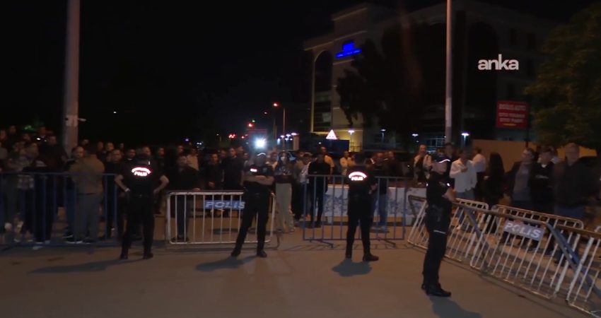 Mersin'de gözaltına alındıktan sonra adliyeye çıkarılan 60 kişiden, aralarında Mersin