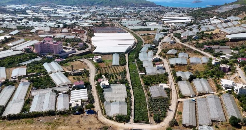 Mersin Büyükşehir Belediyesi, Aydıncık ilçesinde üç noktada yürüttüğü yol yenileme
