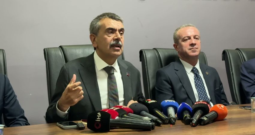 Milli Eğitim Bakanı Tekin, İstanbul’daki okul saldırısında 1 öğrencinin hayatını kaybettiğini bildirdi Milli Eğitim Bakanı Yusuf Tekin, Başakşehir Şeyh Şamil İmam Hatip Ortaokulu'nda
