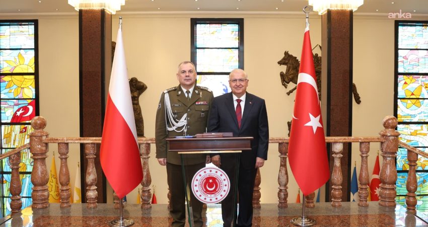 Milli Savunma Bakanı Güler, Polonya Genelkurmay Başkanı Orgeneral Kukula ile görüştü Milli Savunma Bakanı Yaşar Güler, Genelkurmay Başkanı Orgeneral Selçuk Bayraktaroğlu’nun