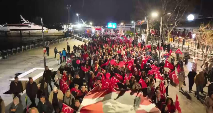 Mudanya’da Cumhuriyet coşkusu meydanlara taştı: 103’üncü yıl valsle kutlandı Mudanya’da 29 Ekim Cumhuriyet Bayramı, yürüyüş, deniz korteji ve Mütareke Meydanı’nda