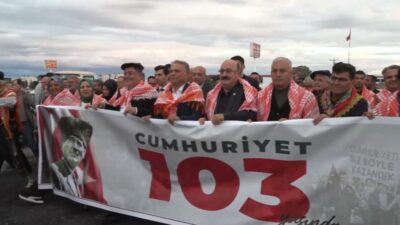 Muratpaşa Belediye Başkanı Ümit Uysal, Cumhuriyet Bayramı kutlamaları kapsamında Aksu’da