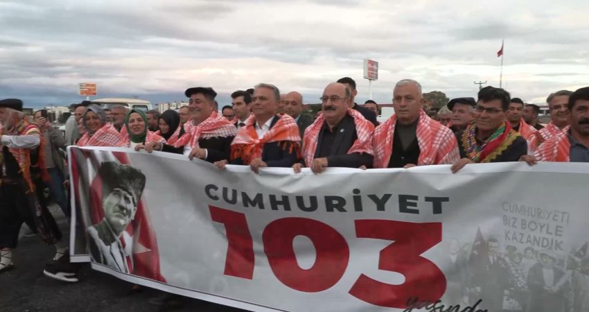 Muratpaşa Belediye Başkanı Ümit Uysal, Cumhuriyet Bayramı kutlamaları kapsamında Aksu’da