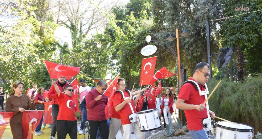 Muratpaşa Belediyesi Adalya Vakfı Engelsiz Kafe’nin özel gereksinimli bireyleri, Cumhuriyet