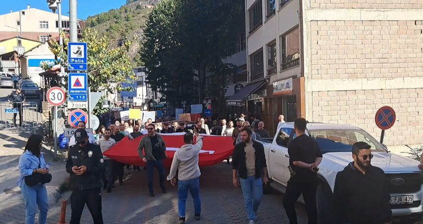Artvin'in Murgul ilçesinde "Siyanüre Hayır" yürüyüşü düzenlendi. Artvin Belediye Başkanı