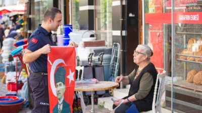 Narlıdere Belediyesi, Cumhuriyet Bayramı kutlamaları kapsamında ilçe esnafına Türk bayrağı