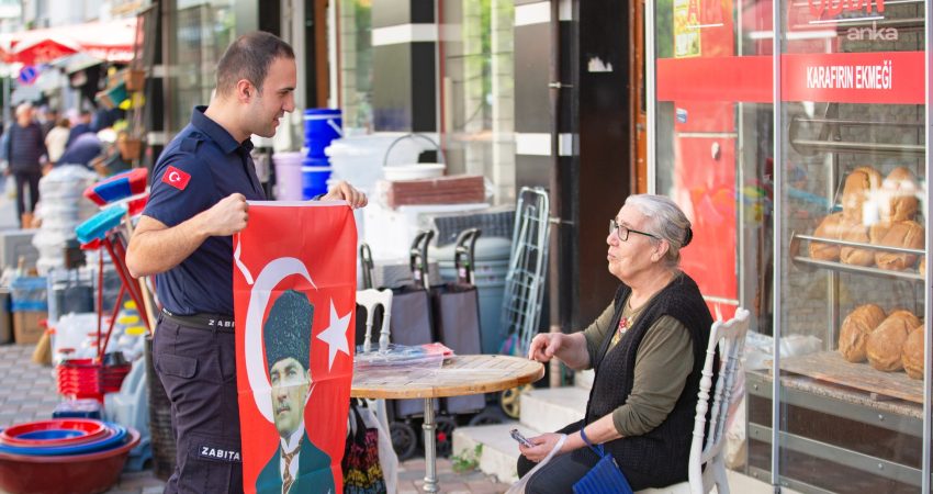 Narlıdere Belediyesi, Cumhuriyet Bayramı kutlamaları kapsamında ilçe esnafına Türk bayrağı