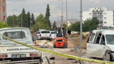 Mardin’in Nusaybin ilçesinde bir aracın yol bakım ve onarım çalışması