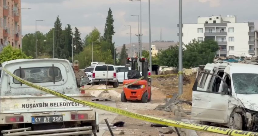 Mardin’in Nusaybin ilçesinde bir aracın yol bakım ve onarım çalışması