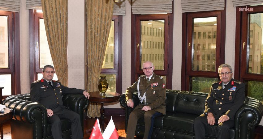 Orgeneral Bayraktaroğlu, Tümgeneral Fajkowski’yi kabul etti Genelkurmay Başkanı Orgeneral Selçuk Bayraktaroğlu, Polonya Kara Kuvvetleri Müfettişi Tümgeneral