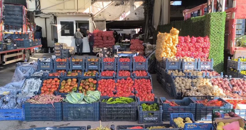 Osmaniye'nin Kadirli ilçesinde hal esnafı satış yapamamaktan dert yandı. Esnaf