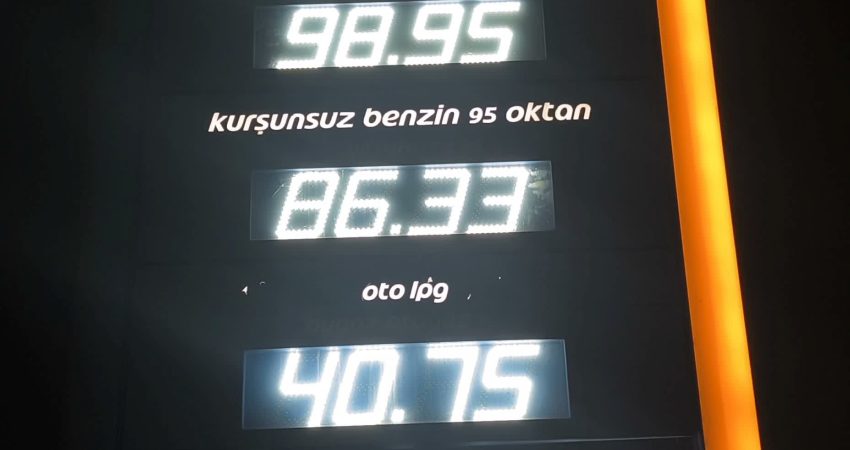 Otogaz zammına tepki: “Ya atla gezeceğiz ya eşekle” Osmaniye'nin Kadirli ilçesinde otogaza gelen zam, vatandaşların tepkisine neden oldu.