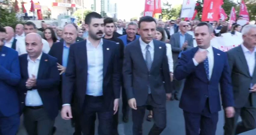 Özgür Çelik’ten Ataşehir seçimine tepki: Fon vurgunuyla vatandaşın cebine göz dikenler şimdi belediyelere çökerek seçim bütçesi oluşturmak istiyorlar Ataşehir Belediyesi başkan vekilliği seçimini ilçe seçim kuruluna yaptıkları yürüyüşle