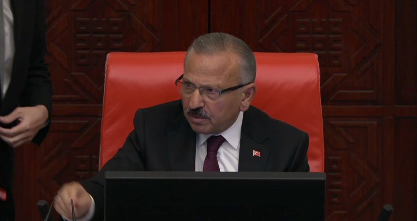 Özgür Karabat’tan “fon krizi” tepkisi: Yirmi beş gün boyunca açıklamadığınız hisseleri, bize verin görevi, yirmi beş dakikada açıklayalım YENİ Parti İstanbul Milletvekili Özgür Karabat, TBMM Genel Kurulu'nda yaptığı