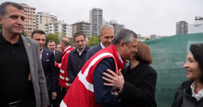 Özgür Özel: “10 AK Partili Trabzon’a bir tane metro yapamadı, bir YENİ Partili Trabzonlu İmamoğlu İstanbul’a 10 tane metro yaptı” YENİ Parti Genel Başkanı Özgür Özel, İBB Ataşehir - Göztepe