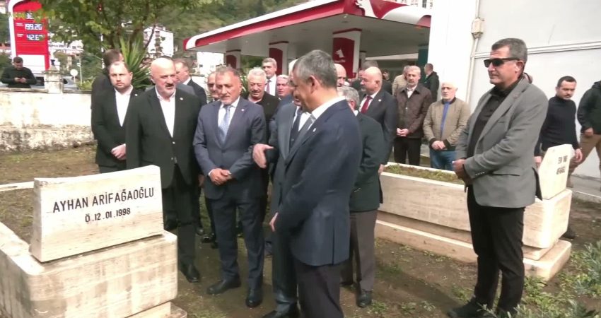 Özgür Özel Artvin’de… Özel, cuma namazını Merkez Camii’nde kıldı YENİ Parti Genel Başkanı Özgür Özel, Rize’deki esnaf ziyaretinin ardından