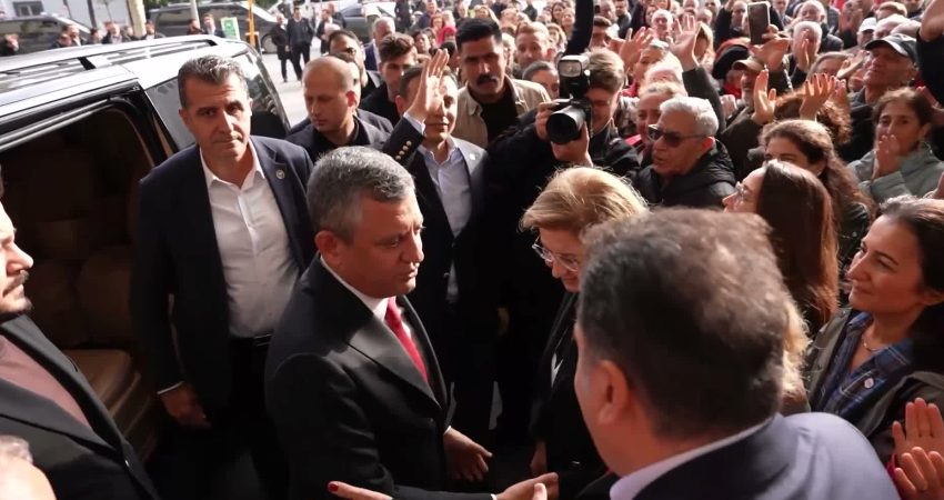 Özgür Özel, Bakırköy Belediyesi’ni ziyaret etti: Yarın yargılamayı dikkatle takip edeceğiz YENİ Parti Genel Başkanı Özgür Özel, Bakırköy Belediyesi'ne yönelik operasyonda