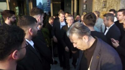 YENİ Parti Genel Başkanı Özgür Özel, İzmir'de partisinin il, ilçe