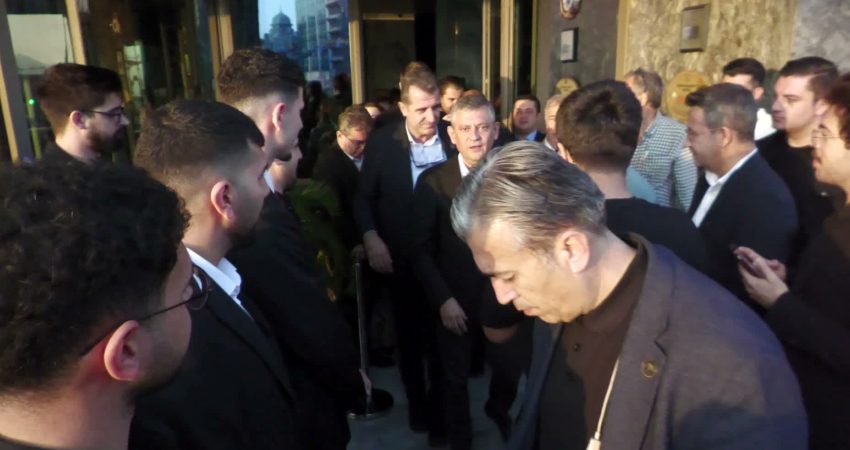 Özgür Özel: Bundan sonra İzmir’in 10 milletvekili var, bir tanesi de Özgür Özel YENİ Parti Genel Başkanı Özgür Özel, İzmir'de partisinin il, ilçe