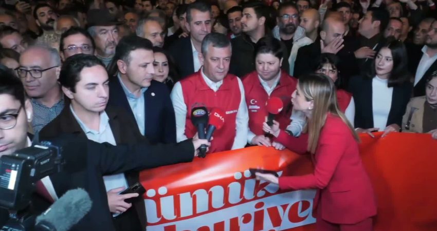 Özgür Özel, Kadıköy’deki Cumhuriyet Yürüyüşü öncesi konuştu: “Bize ne büyük bir emanet bıraktıkları her geçen gün daha iyi anlaşılıyor” YENİ Parti Genel Başkanı Özgür Özel, "Her geçen gün Cumhuriyet'in,