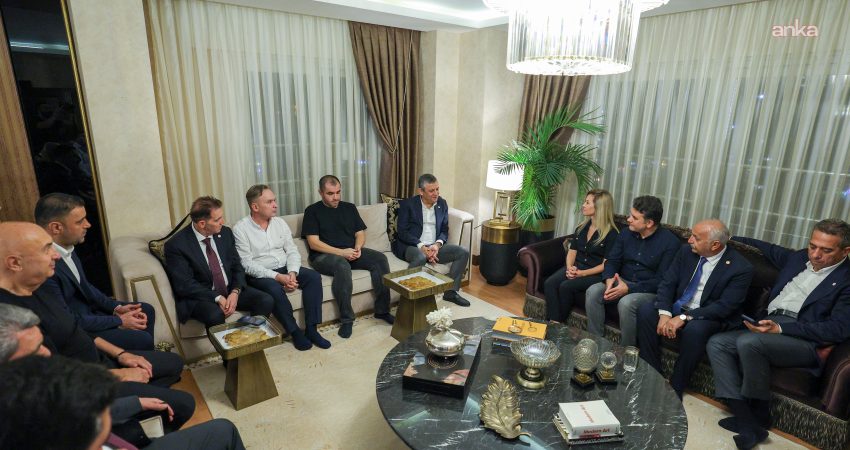 Özgür Özel, Seçer, Özyiğit, Tuncer ve Turgut’un ailelerini ziyaret etti YENİ Parti Genel Başkanı Özgür Özel, cezaevinde ziyaret ettiği Mersin