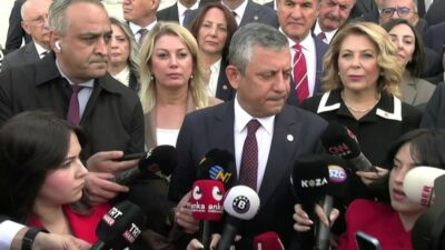 Özgür Özel’den “fon krizi” tepkisi: “Asrın yolsuzluğu ya Erdoğan’ın patronajında oldu ya da bilgisi dahilinde, değilse Erdoğan engel olabilecek yönetim kabiliyetini yitirmiş durumda” YENİ Parti Genel Başkanı Özgür Özel, fon krizine ilişkin, "Asrın