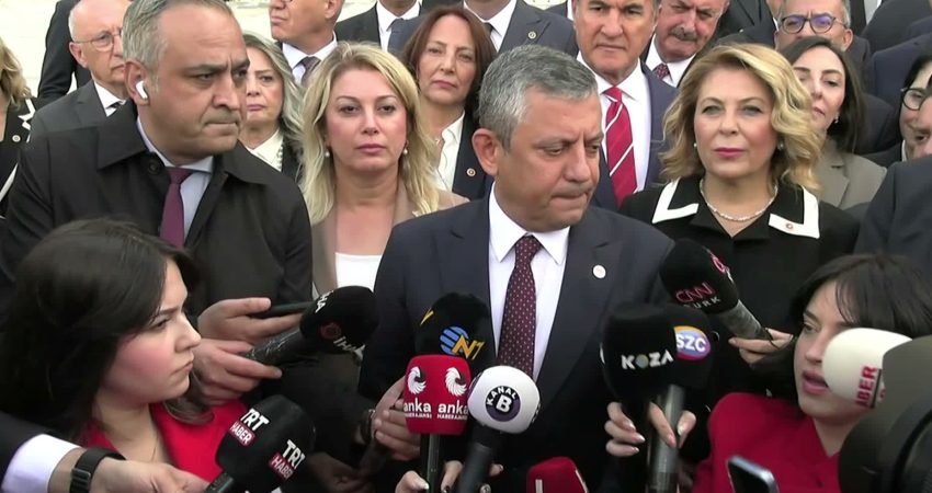 Özgür Özel’den “fon krizi” tepkisi: “Asrın yolsuzluğu ya Erdoğan’ın patronajında oldu ya da bilgisi dahilinde, değilse Erdoğan engel olabilecek yönetim kabiliyetini yitirmiş durumda” YENİ Parti Genel Başkanı Özgür Özel, fon krizine ilişkin, "Asrın