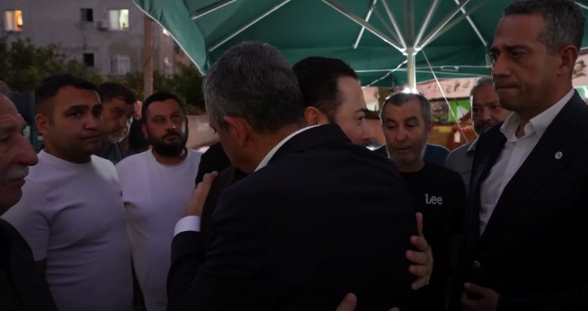 Özgür Özel’den şarkıcı Atilla Taş’a taziye ziyareti YENİ Parti Genel Başkanı Özgür Özel, kızı Sezen Taş’ın vefatı