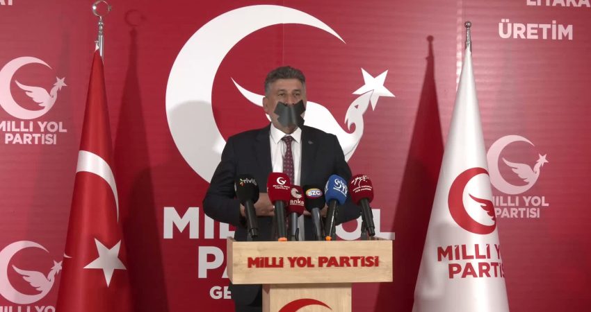 Milli Yol Partisi Genel Başkanı Remzi Çayır, ağzını kapattığı siyah