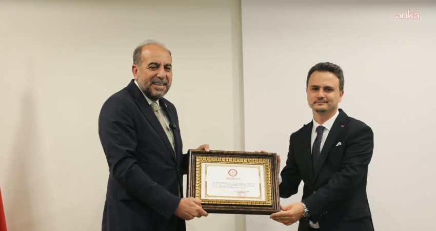 Rıza Saka, İstanbul 2 Nolu Barosu Başkanlığı mazbatasını aldı İstanbul 2 Nolu Barosu Başkanlığına seçilen Rıza Saka, mazbatasını