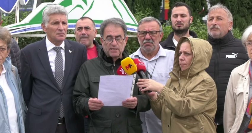 Rize’de Halk TV’ye kayyum atanmasına tepki Rize’de YENİ Parti İl Başkanlığı’nın çağrısıyla bir araya gelen siyasi