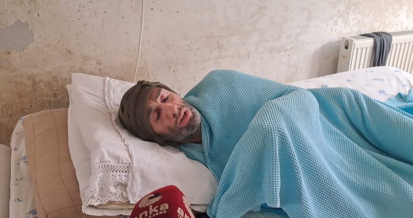 Artvin’in Hopa ilçesinde 74 yaşındaki annesiyle yaşayan zatürre hastası Özgür Yegen,