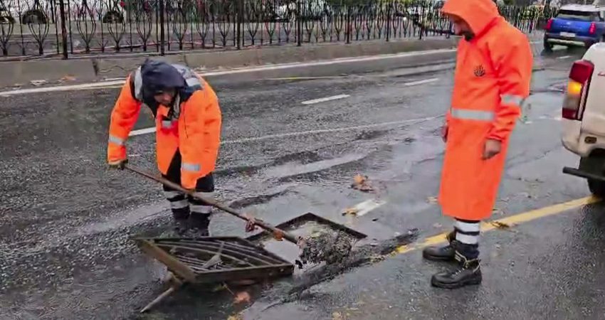 Sağanak ve fırtına İstanbul’da etkisini sürdürüyor Sabaha karşı başlayan kuvvetli sağanak ve fırtına İstanbul genelinde etkili