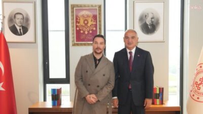 Sanatçı Sinan Akçıl, Kültür ve Turizm Bakanı Mehmet Nuri Ersoy'u