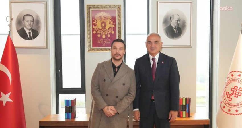Sanatçı Sinan Akçıl, Kültür ve Turizm Bakanı Mehmet Nuri Ersoy'u
