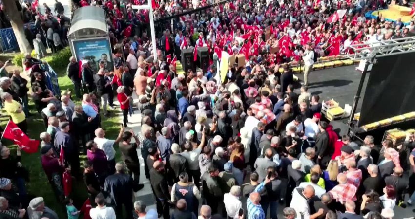 Sarıgöl Belediye Başkanı Akdeniz: “Biz üzümcüler hep birlikte battık” YENİ Parti Genel Başkanı Özgür Özel, Manisa’da üzüm üreticileriyle bir