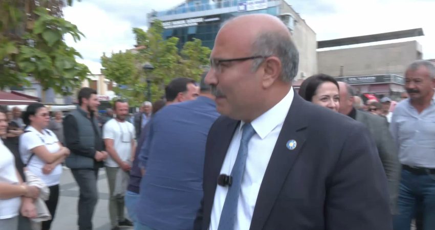 Sarıgöl’de üzüm fiyatlarının maliyetlerin altında kaldığını belirterek, traktör konvoyuyla eylem