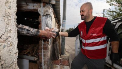 Şehzadeler Belediyesi’nden yaklaşık 500 kişiye sıcak yemek desteği Şehzadeler Belediyesi, aşevinde hazırladığı sıcak yemekleri hafta içi her gün