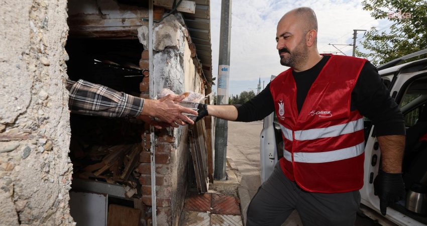 Şehzadeler Belediyesi’nden yaklaşık 500 kişiye sıcak yemek desteği Şehzadeler Belediyesi, aşevinde hazırladığı sıcak yemekleri hafta içi her gün