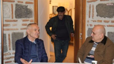 Şehzadeler Belediyesi’nin destekleriyle tarihi Kurşunlu Han’da düzenlenen Şiir Evi Etkinlikleri’nde,