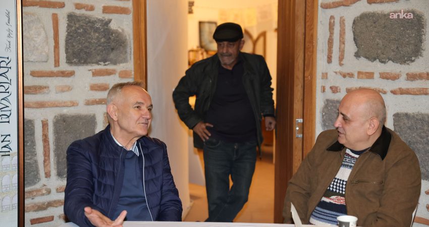 Şehzadeler Belediyesi’nin destekleriyle tarihi Kurşunlu Han’da düzenlenen Şiir Evi Etkinlikleri’nde,
