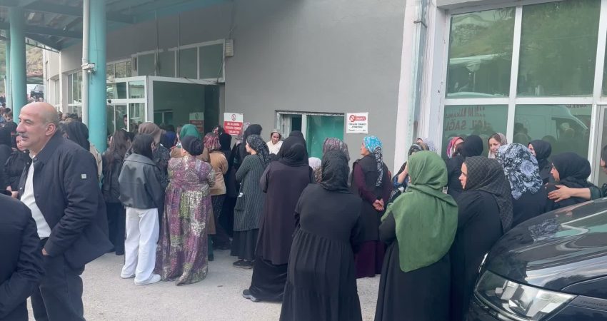 Şemdinli-Yüksekova karayolundaki trafik kazasında 2 yaşındaki bebek hayatını kaybetti Şemdinli-Yüksekova karayolunda karşı şeritlerden seyreden iki aracın çarpışması sonucu 2