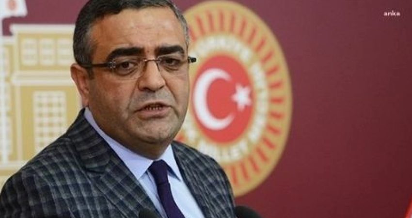 Diyarbakır Milletvekili Sezgin Tanrıkulu, Mersin’de belediyelere yönelik operasyonda, pijamalı bir