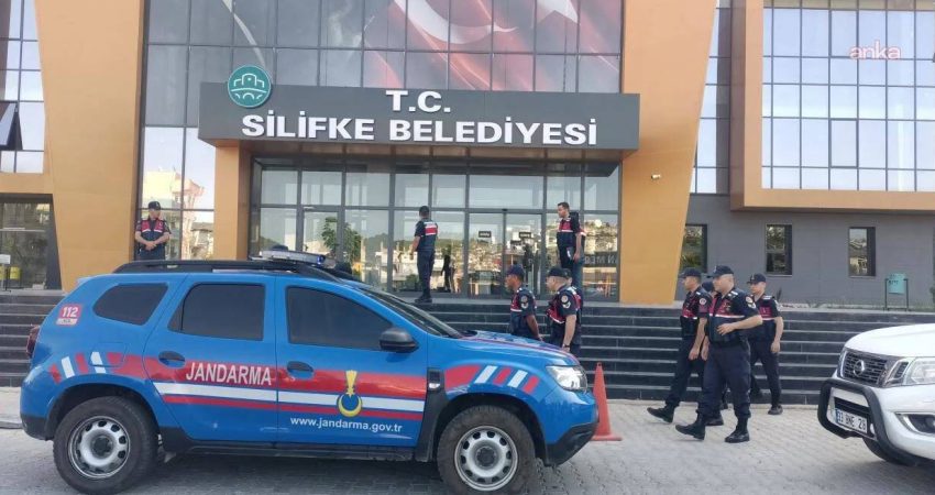 Mersin’in Silifke Belediyesi'ne yönelik soruşturma kapsamında belediye başkan yardımcılarının da aralarında