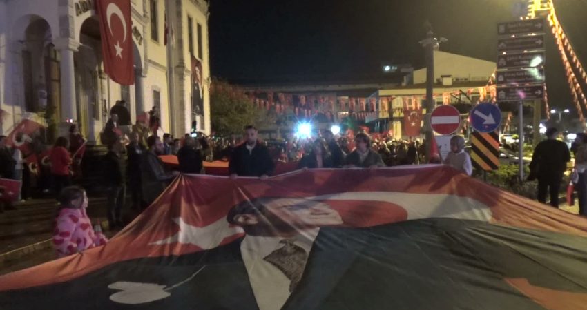Sinop’ta 29 Ekim Cumhuriyet Bayramı dolayısıyla fener alayı düzenlendi.