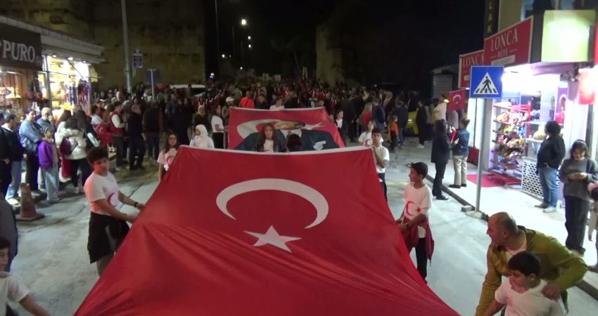 Sinop’ta cumhuriyet bayramı kutlamaları dolayısıyla fener alayı düzenlendi Sinop’ta, 29 Ekim Cumhuriyet Bayramı'nın 103’ncü yılı kutlamaları dolayısıyla fener
