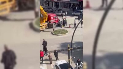 Sinop’un Boyabat ilçesinde çalışma sırasında vinçten kopan elektrik direği üzerine