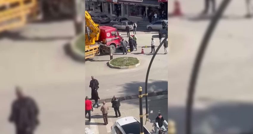 Sinop’un Boyabat ilçesinde çalışma sırasında vinçten kopan elektrik direği üzerine